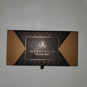 Anastasia Beverly hills eyeshadow palette